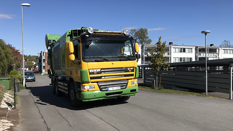 En sopbil i ett flerbostadsområde.