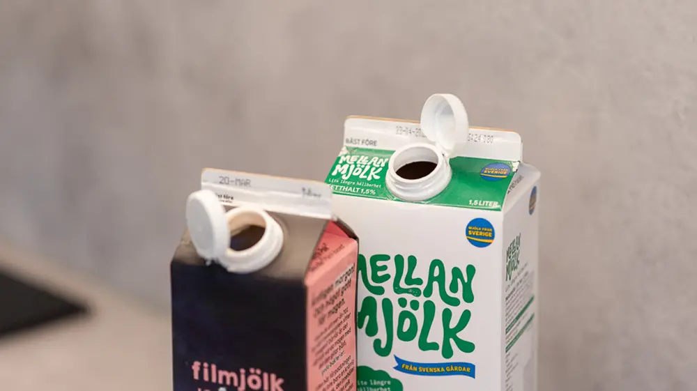 Två pappersförpackningar med plastlock.