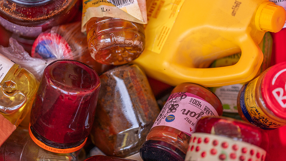 Förpackningar av olika material.