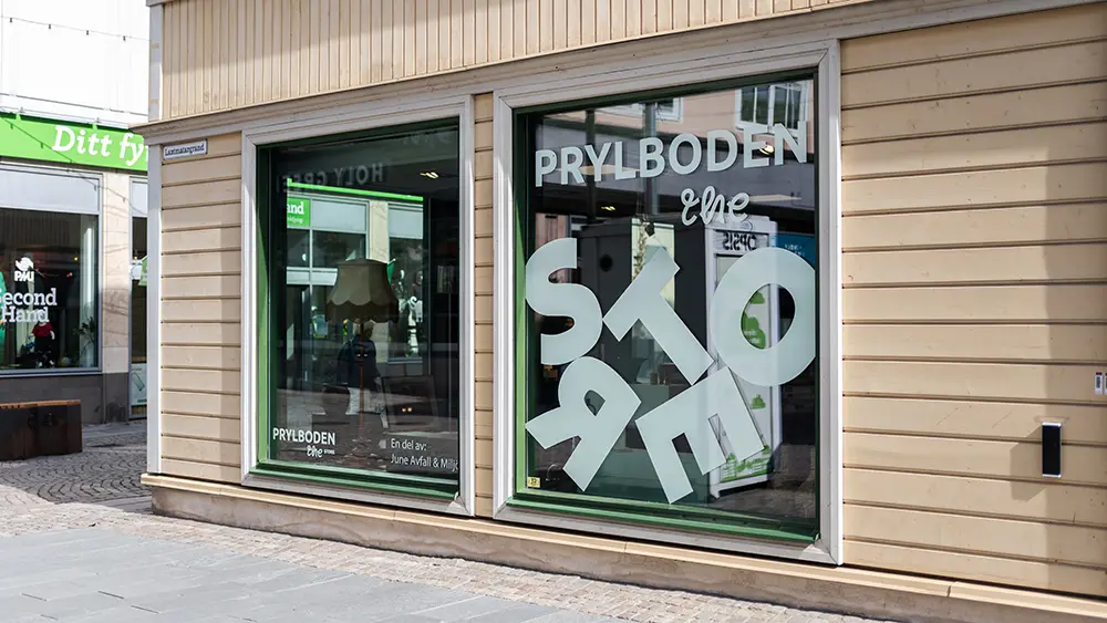Skyltfönster med texten Prylboden STORE.