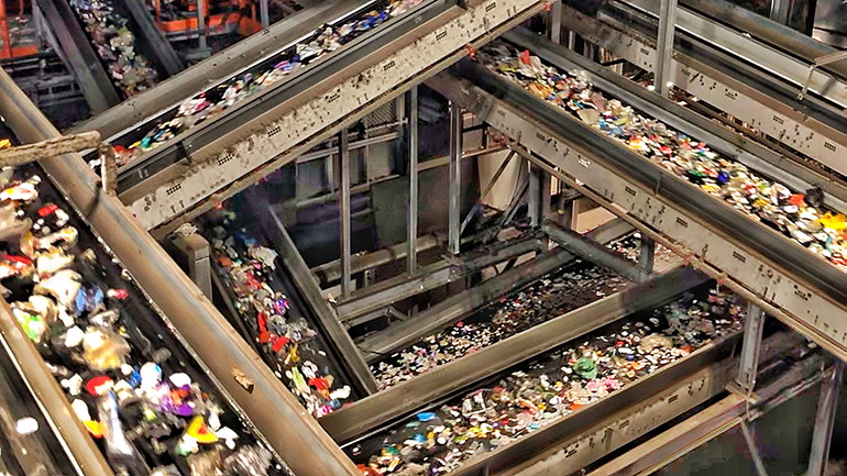 Olika plastsorter separeras på de rullande banden i Svensk Plaståtervinning i Motala.
