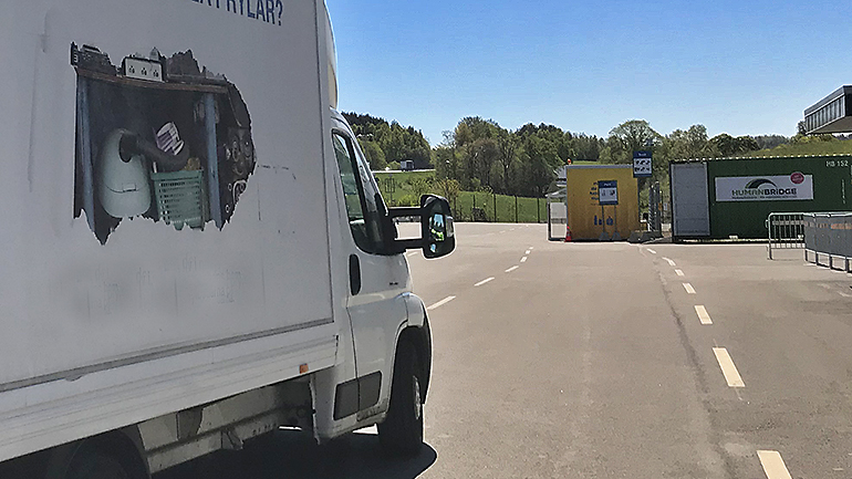 Lätt lastbil på sortergården.