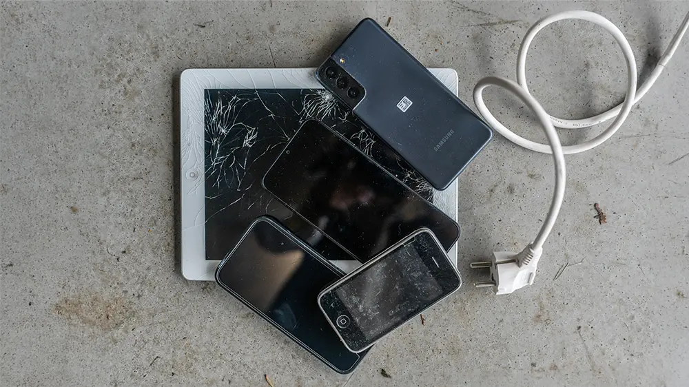 Mobiltelefoner och en sladd.