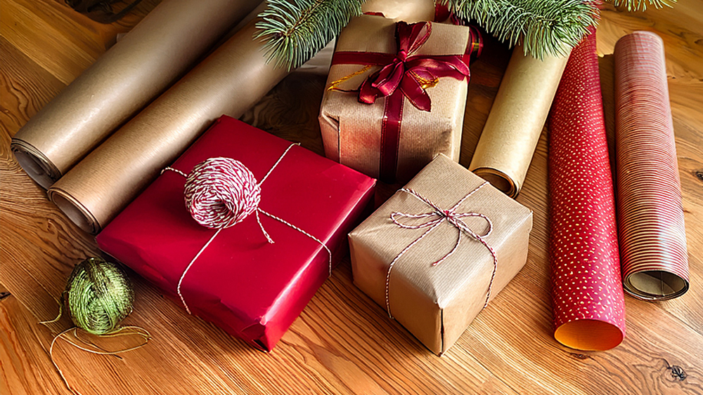 Julklappar, julklappspapper och snören.