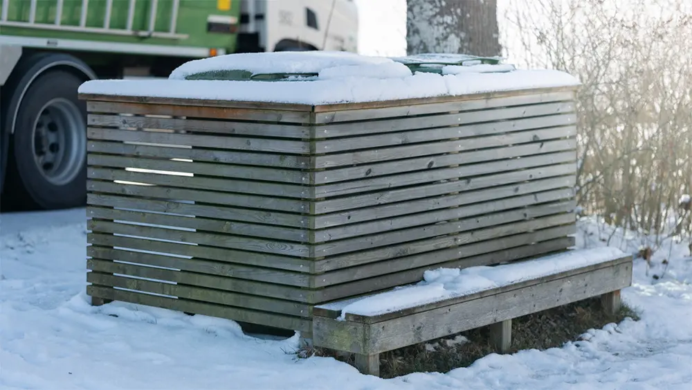 Staket runt sopkärl.