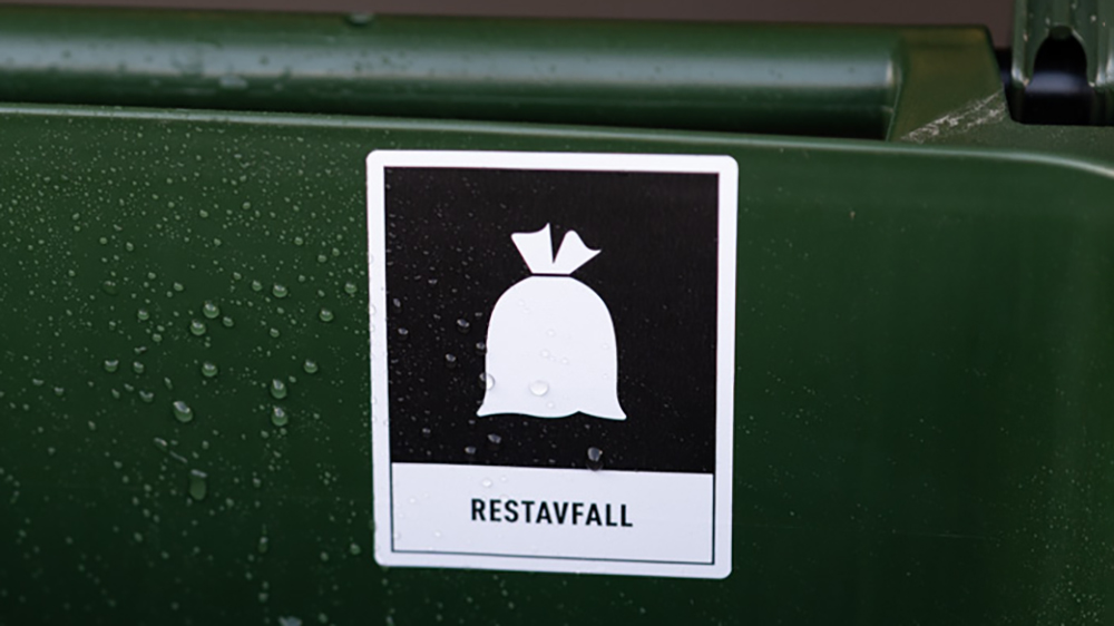 Klisterdekal med restavfall uppsatt i ett kärl.