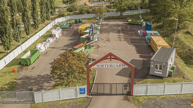 Sortergården med sina uppsamlingsplatser för olika sorters avfall.