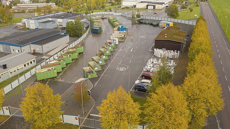 Sortergården med sina uppsamlingsplatser för olika sorters avfall.