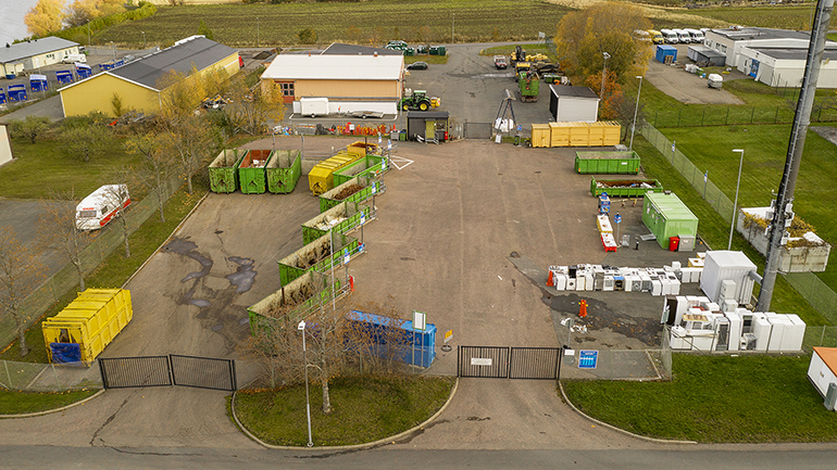 Sortergården med sina uppsamlingsplatser för olika sorters avfall.