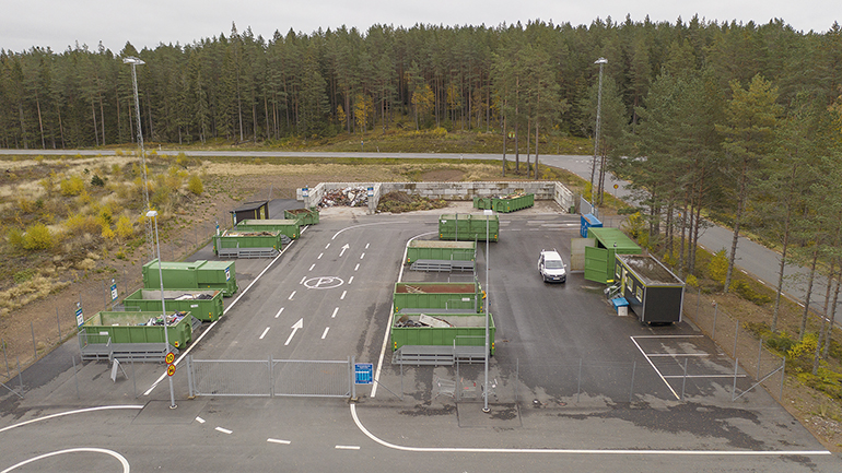 Sortergård med containrar.