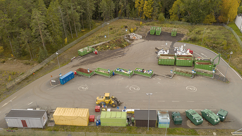 Sortergården med sina uppsamlingsplatser för olika sorters avfall.